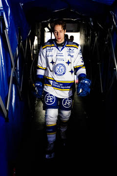 Leksands August Berg  innan ishockeymatchen i SHL mellan