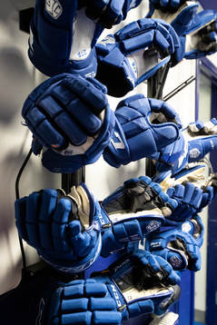 Handskar innan ishockeymatchen i SHL mellan Leksand och