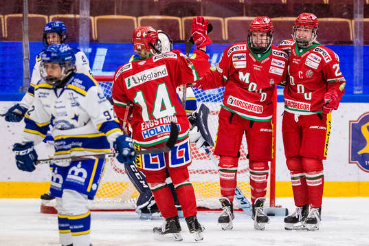 Modos Gracen Hirschy jublar med Olivia Carlsson