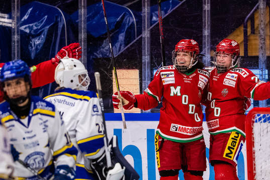 Modos Maja Grundström jublar med lagkamrater
