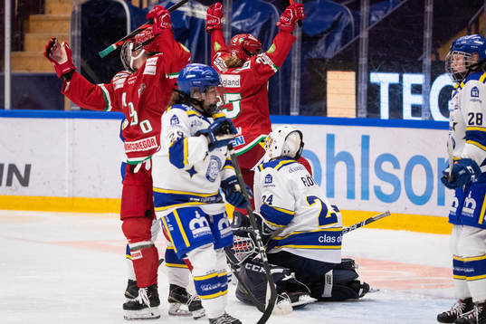 Modos Maja Grundström jublar