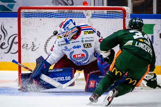 Oskarshamns målvakt Tex Williamsson räddar