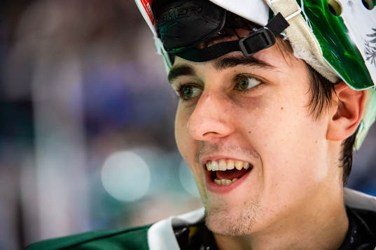 Färjestads målvakt Arvid Holm jublar