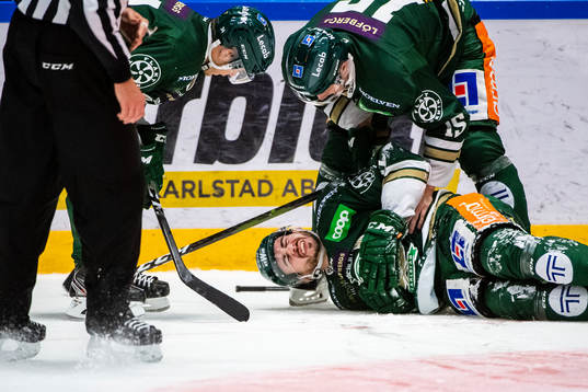 Färjestads Jens Westin blir liggandes på isen