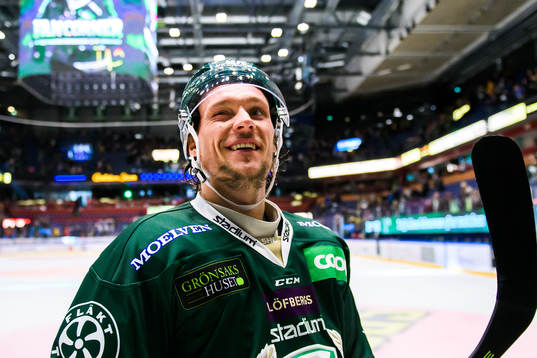 Färjestads Jesper Olofsson jublar och tackar publiken