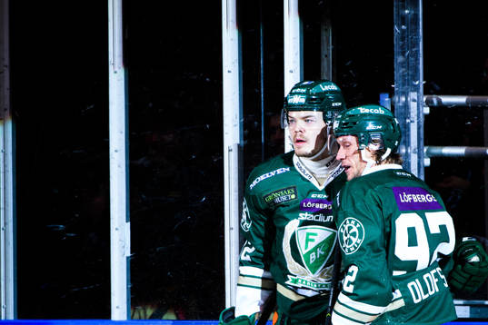 Färjestads Ville Leskinen jublar med Jesper Olofsson