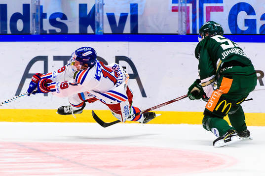 Oskarshamns Tyler Kelleher och Färjestads Linus Johansson