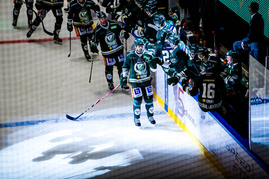 Färjestads Linus Johansson jublar med lagkamrater