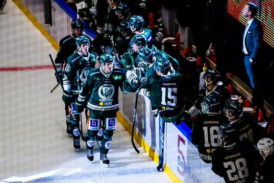 Färjestads Daniel Viksten jublar med lagkamrater