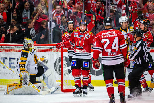 Örebros Glenn Gustafsson jublar