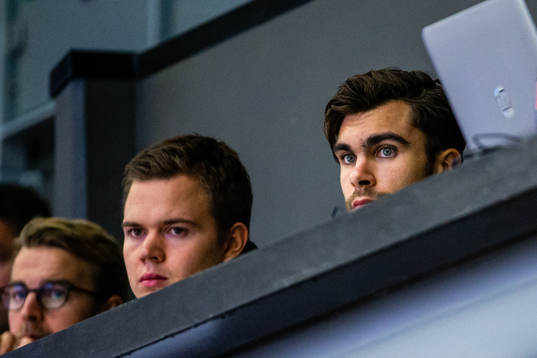 Örebros Jordan Boucher på läktaren