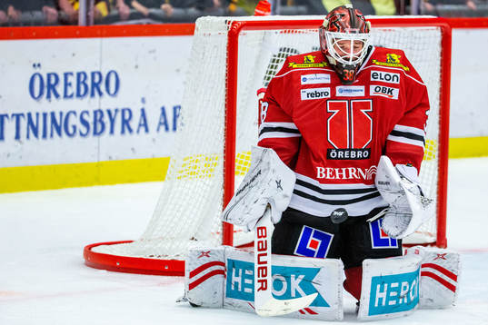 Örebros målvakt Dominik Furch  räddar