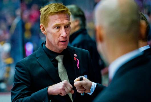 Örebros assisterande tränare Jörgen Jönsson jublar med