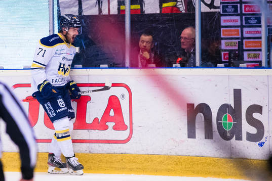 s Linus Fröberg jublar