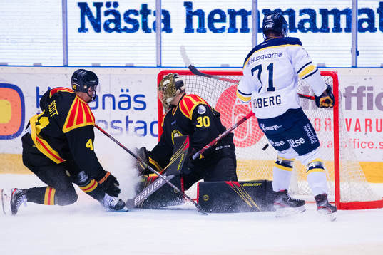 s Linus Fröberg gör 0-1 bakom Brynäs målvakt Joacim