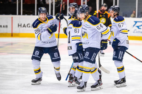 s Eric Martinsson jublar med Johannes Kinnvall, Juuso
