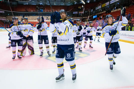 s Martin Thörnberg jublar med lagkamrater