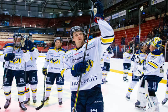 s Christoffer Törngren  jublar med lagkamrater