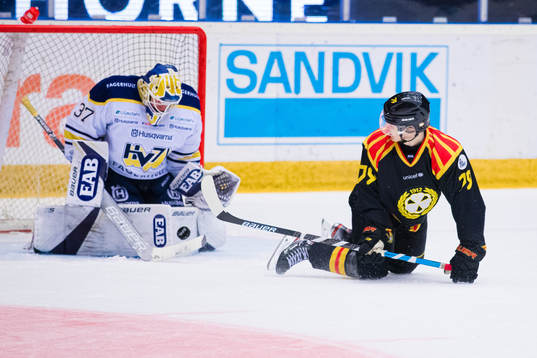 s målvakt Jonas Gunnarsson med en räddning på en