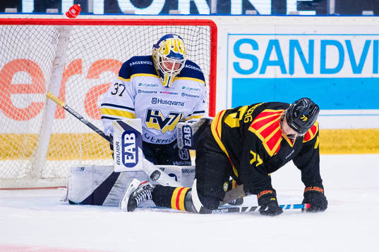 s målvakt Jonas Gunnarsson med en räddning på en