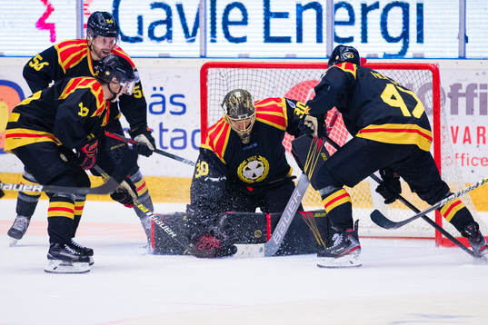 Brynäs målvakt Joacim Eriksson med en räddning
