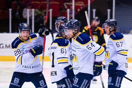 s Eric Martinsson jublar med Johannes Kinnvall, Juuso