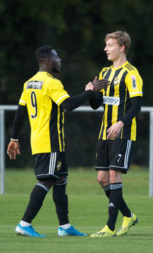 IFK Hässleholms Mike Andrews och Lucas Johnsson i matchen