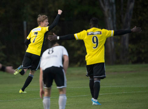 IFK Hässleholms Mike Andrews och Lucas Johnson i matchen i