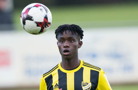IFK Hässleholms Carl Mujaguzi i matchen i division 2