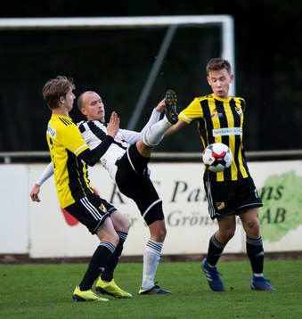 IFK Hässleholms Theo Ekström i matchen i division 2