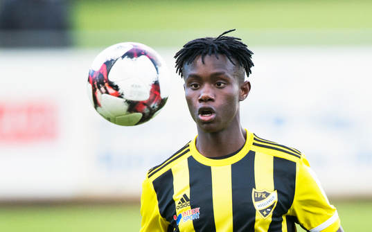 IFK Hässleholms Carl Mujaguzi i matchen i division 2