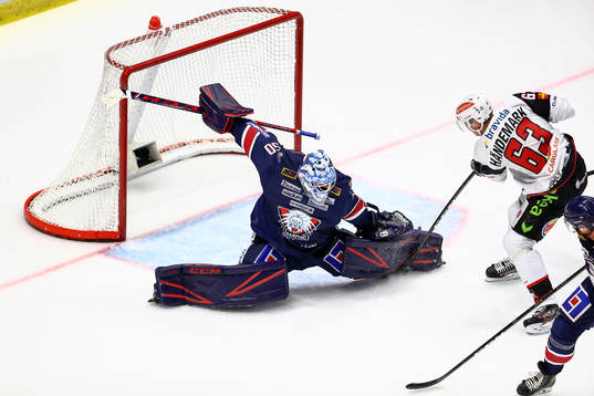 Linköpings målvakt Jonas Gustavsson 0ch Malmö Redhawks