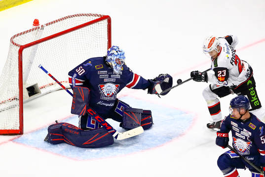 Linköpings målvakt Jonas Gustavsson och Malmö Redhawks