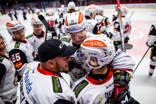 Malmö Redhawks Johan Olofsson jublar med lagkamrater