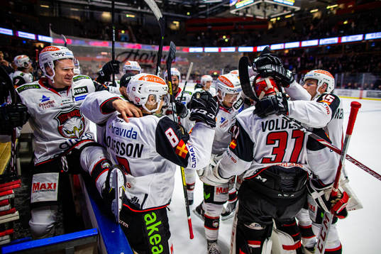 Malmö Redhawks Johan Olofsson jublar med lagkamrater