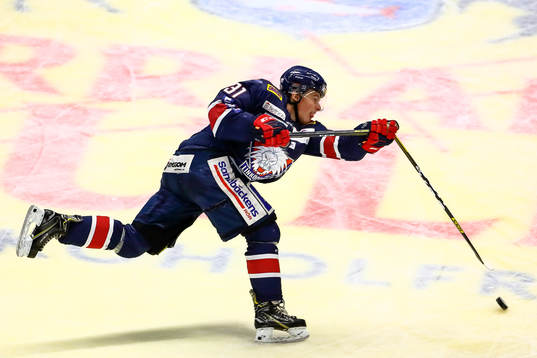 Linköpings Olle Lycksell skjuter och klubban går av