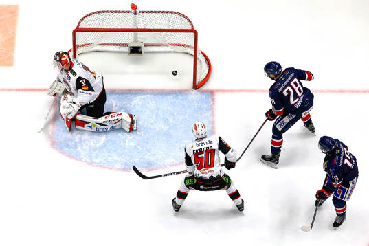 Mål 1-1 av Linköpings Max Lindroth förbi Malmö Redhawks