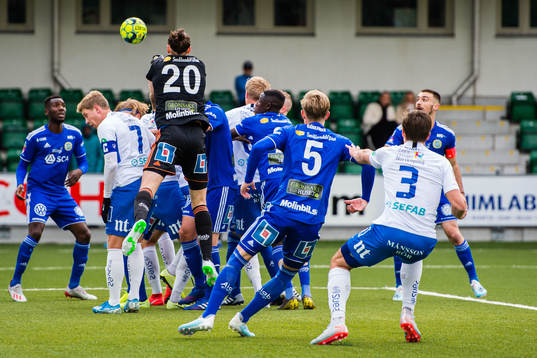 Sundsvalls målvakt David Mitov Nilsson boxar bort en hörna