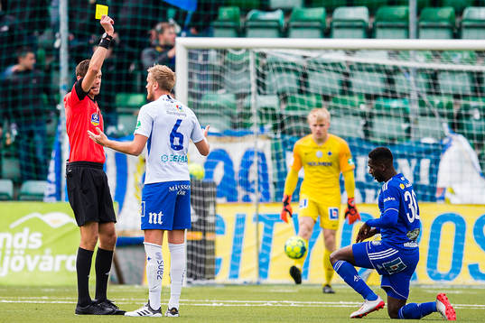 IFK Norrköpings Kasper Larsen får gult kort av domare