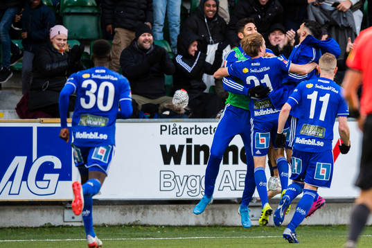 Sundsvalls Johan Blomberg jublar med lagkamrater