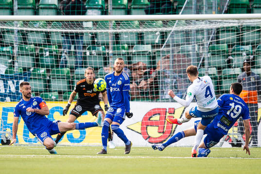 IFK Norrköpings Lars Krogh Gerson skjuter mot Sundsvalls