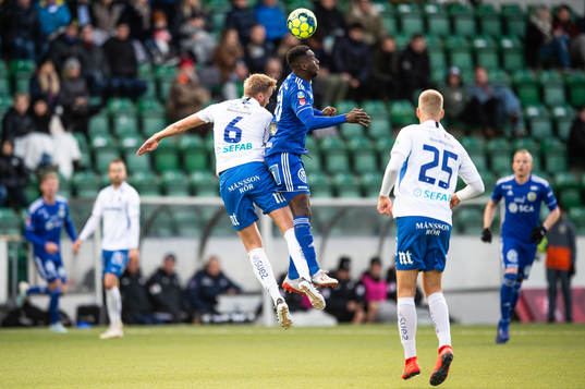 IFK Norrköpings Kasper Larsen i nickduell med Sundsvalls