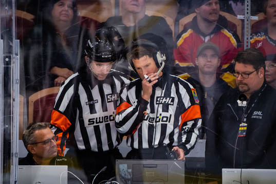 Domare Linus Öhlund och Domare Tobias Björk