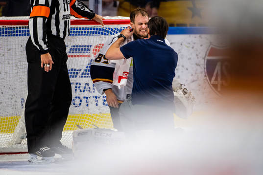 Djurgårdens målvakt Niklas Svedberg får hjälp