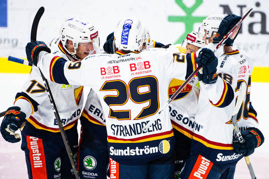 Djurgårdens Henrik Eriksson jublar med lagkamrater