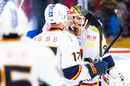 Djurgårdens målvakt Niklas Svedberg jublar