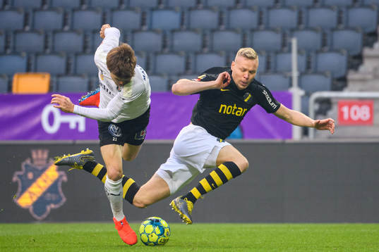 s Kolbeinn Sigthorsson faller i straffområdet