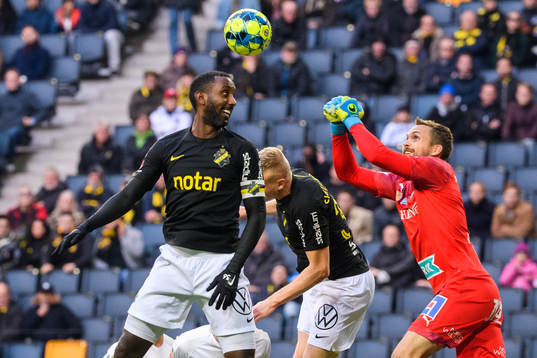 s Henok Goitom mot Örebros målvakt Oscar Jansson
