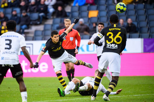 s Tarik Elyounoussi testar skott