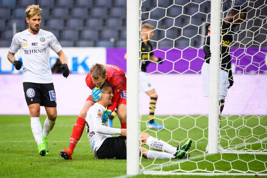 Örebros målvakt Oscar Jansson jublar med Martin Lorentzson